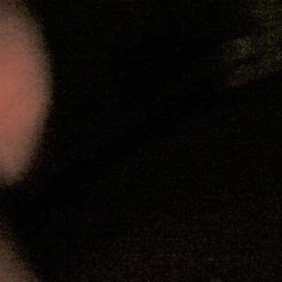 9 visage cache dans le noir profil