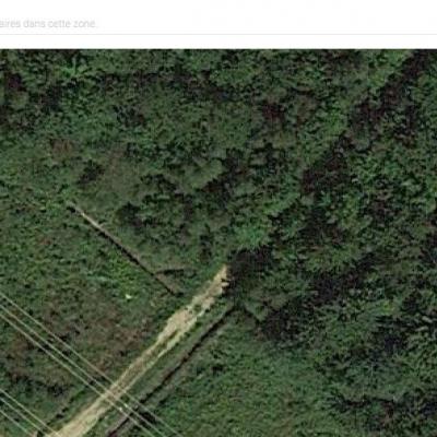 Avion f trace de pylone hydro electrique