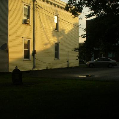 H derriere coin dorion c